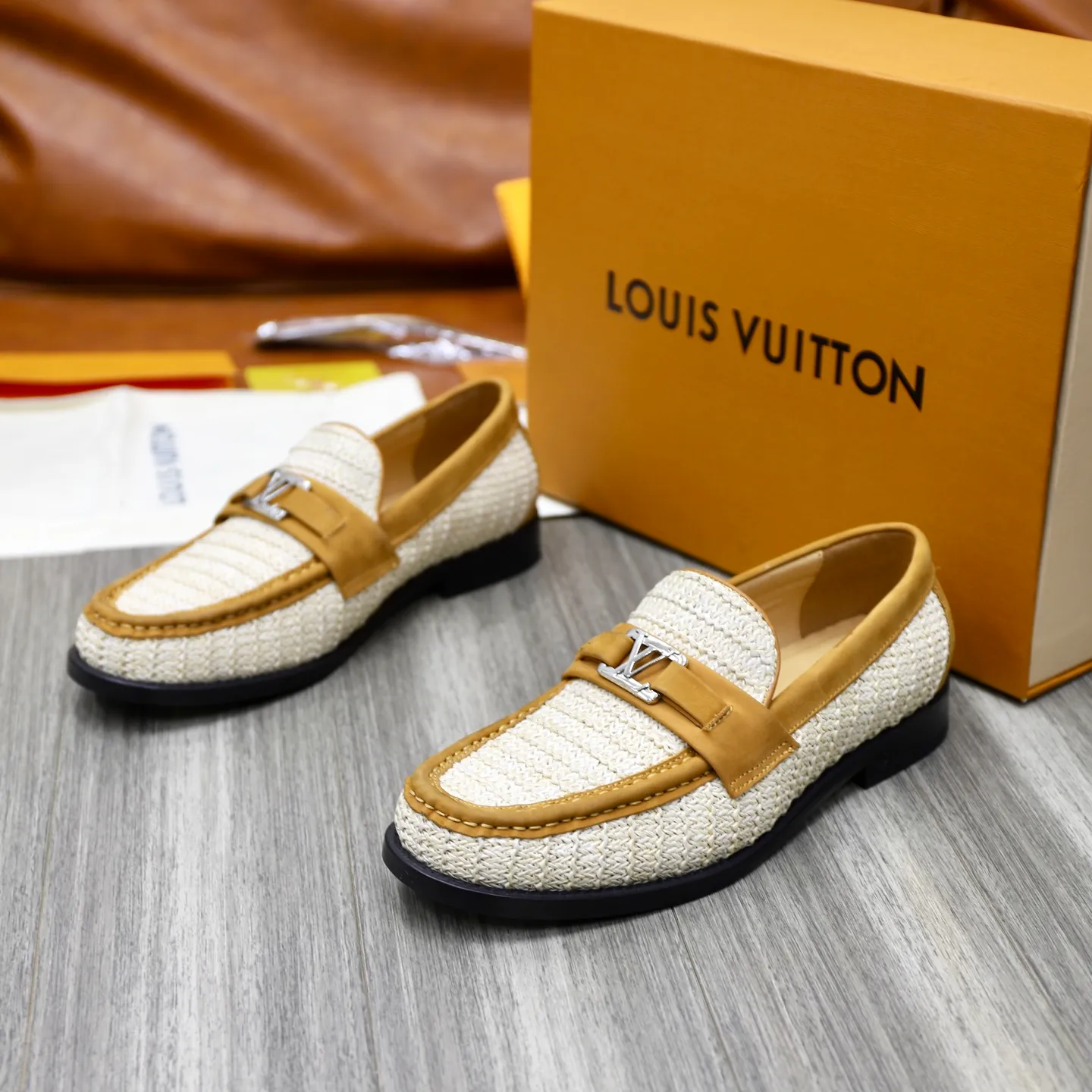 Men's shoes 💰: 💰900LV Louis Vuitton slip-on loafers, top quality products produced in Dongguan, ready for sale! This LV Glove loafer is made of selected soft cowhide, with a slightly wrinkled leather surface and a very high-end texture. Each pair is unique. The leather surface is light and soft, with a fine texture and good luster. It is a classic loafer style, with exquisite handmade mark stitching on the toe, and a square toe configuration to highlight the classic style. The horizontal band has hot-printed LV three-dimensional letters, semi-solid handcrafts and a genuine leather outsole, and a rubber patch on the heel to create wear-resistant performance and comfort. One of the must-have loafers for men! Comes with full original packaging! Code number: 38-39-40-41-42-43-44 (38, 45, 46 customized) standard leather shoe code